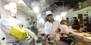 刀削面機(jī)器人走進(jìn)大學(xué)食堂 明顯提高生意