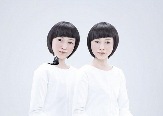 機器人服務、刷臉進門，爬墻機器人偵查