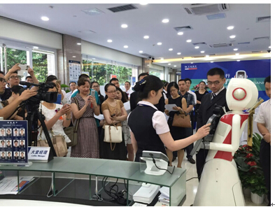 速來圍觀：交通銀行深圳羅湖支行 智能機器人上崗