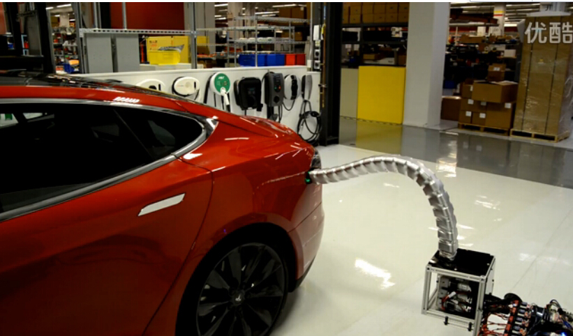 特斯拉 Model S 自動感應充電機器人