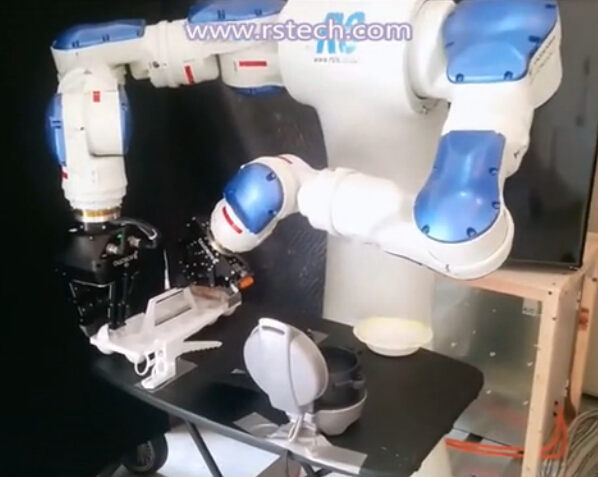Yaskawa Motoman 雙機械臂機器人做三明治早餐
