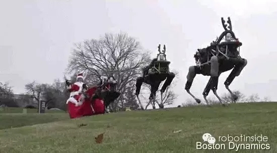 美軍大狗機器人拉圣誕老人狂奔 速度可超博爾特
