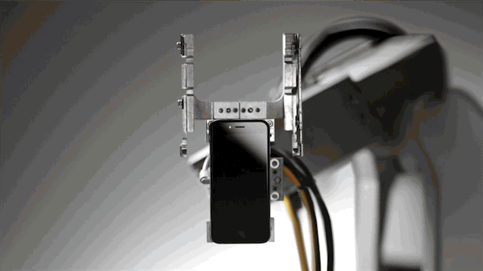 一個名叫Liam的機器人 11 秒拆解一部 iPhone