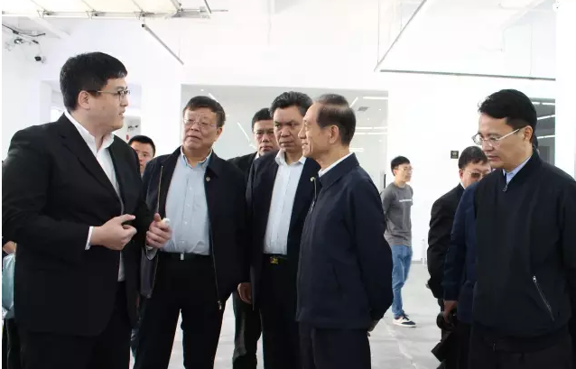 政協(xié)副主席韓啟德視察怡豐機器人，要求推廣“智能停車”