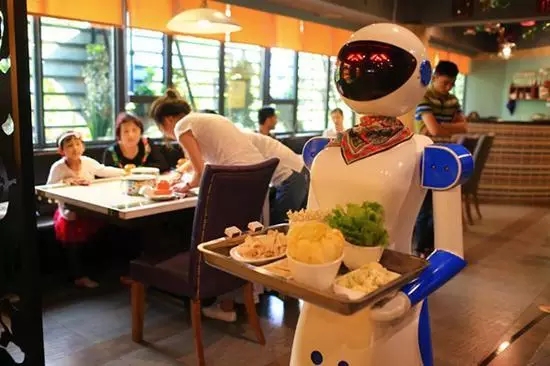 廣州餐廳機器人服務員被“炒魷魚”老板：效率低