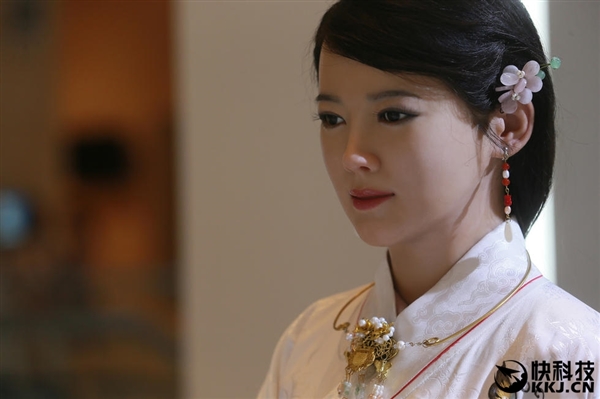 中國日本美女機(jī)器人對比：一個“形”像一個“神”像