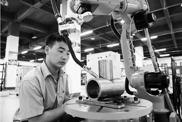 資本熱情吹大泡沫 近百家上市公司涉足機器人產(chǎn)業(yè)