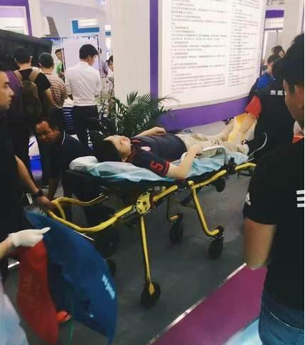 深圳高交會現機器人傷人事件：傷者已被擔架抬走