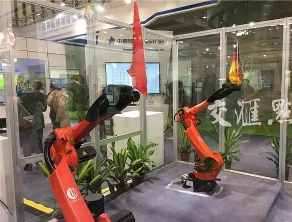 不可思議！微信上打字就能控制工業機器人
