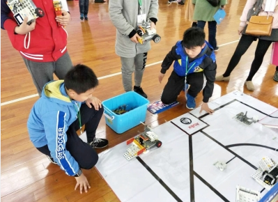 青少年機器人大賽開賽  小科學家“腦洞大開”