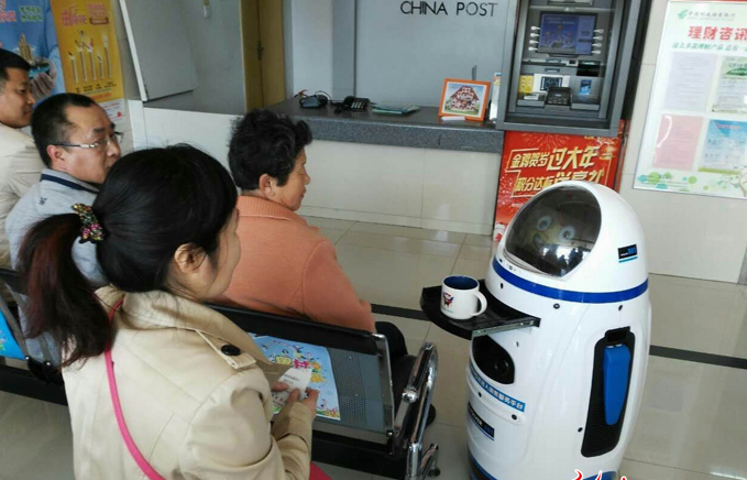 打造智慧廳堂 青島郵政首個智能服務機器人“上崗”