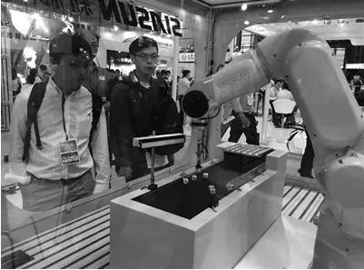 杭州新松首發新型輕量化機器人