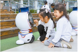 讓孩子感受科技魅力，呆萌機器人走進幼兒園