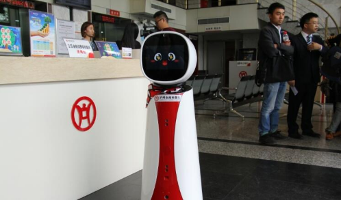 呆萌機器人現(xiàn)身銀行 市民覺得新奇也很實用