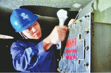 成都地下"電纜醫生"啟用智能機器人 巡檢不再靠走