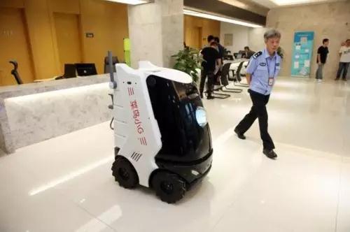 機器人快遞員上崗 小G進入鐵路運輸法院工作