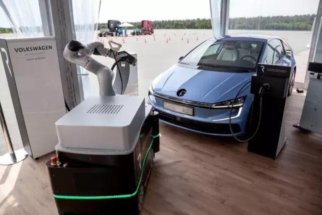 大眾Gen.E概念車亮相：自動充電機器人是亮點