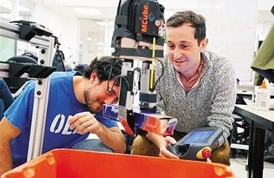 新型機械手拾取后可對物體進行識別分揀