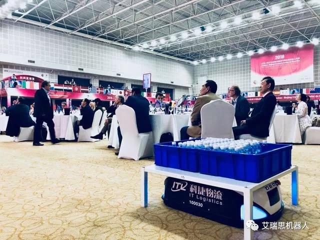 最萌伺酒生艾瑞思機器人驚艷亮相葡萄酒大賽屆的“奧斯卡”