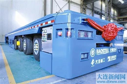 大連重工研制的百噸級AGV智能運輸車交付使用