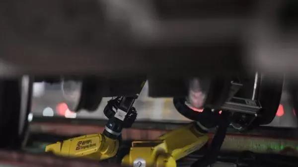 在春運動車暢跑的背后，除了一線工作人員，還有不少機器人助力。