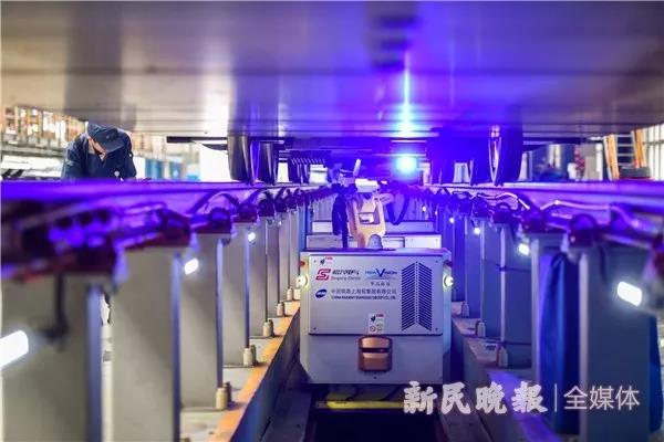 AGV+機械手 動車組檢測機器人在上海投入使用