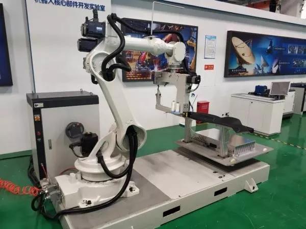 打破技術壟斷 國內首個3D縫紉機器人研制成功