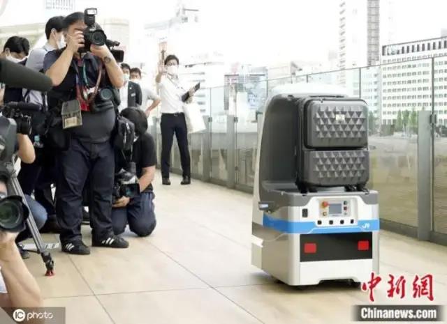 日本打造“未來車站” 消毒、送餐機(jī)器人齊上崗