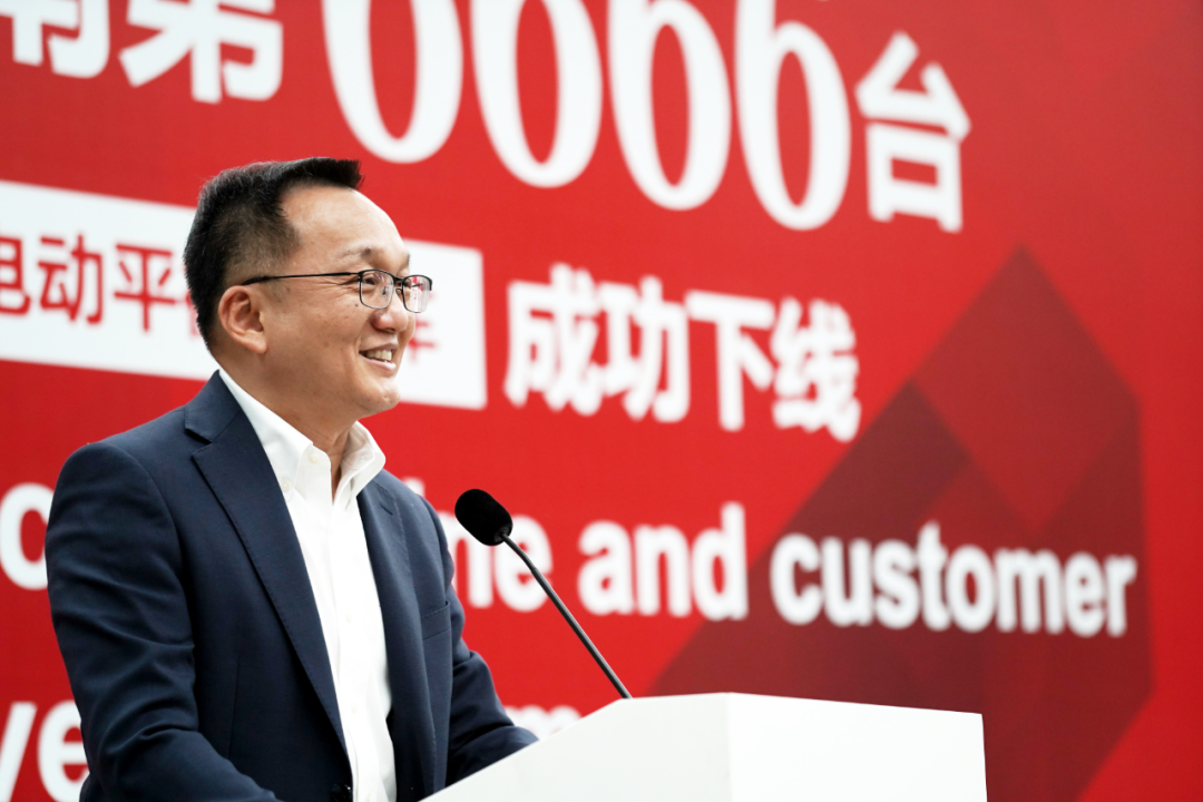 第6666臺林德電動平衡重叉車下線交付海爾集團
