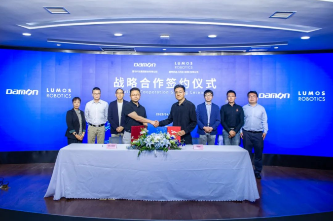 賽博格重載機器人 R01 亮相 WAIC 2025，共探高危行業 “中國方案”